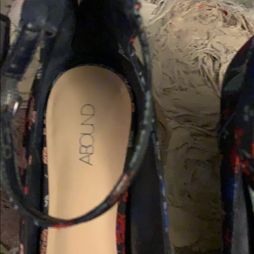 Embroidered heels - Picture 2 of 5